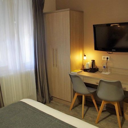 Logis Hotel Les Platanes Reyssouze Екстериор снимка