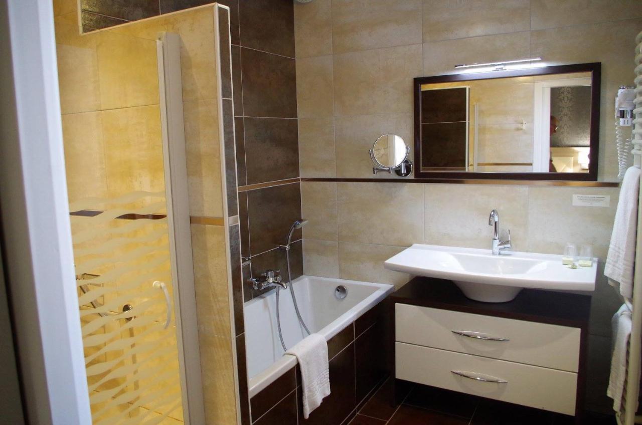 Logis Hotel Les Platanes Reyssouze Екстериор снимка